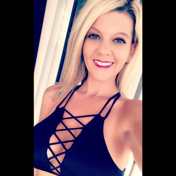 Meet your Posher, Renee Feel Free to offer ❤️ - Picture 6 of 10